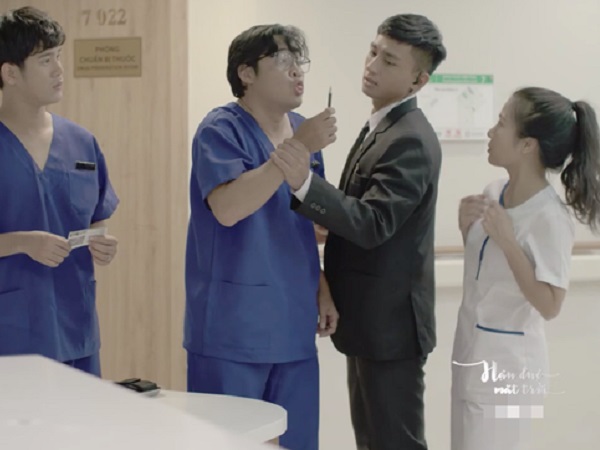 'Hậu duệ mặt trời' bản Việt: Cặp đôi 'quá lứa' khiến khán giả cười ngất dù chỉ xuất hiện vài phút mỗi tập