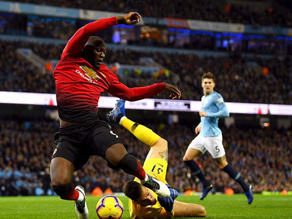 HLV Mourinho: 'Chúng tôi sẽ không xuống hạng'