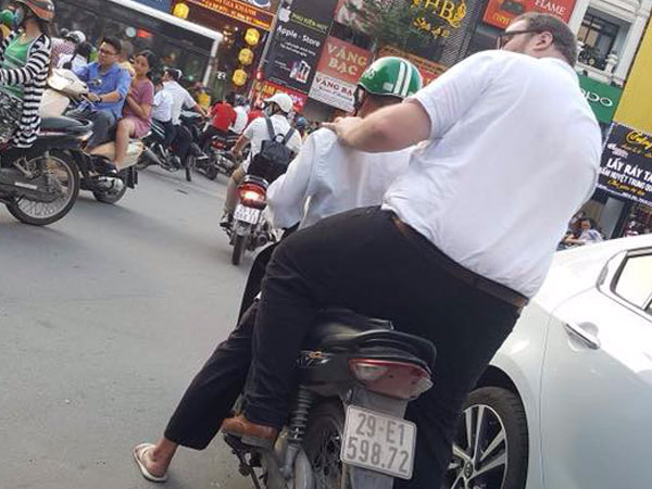 Khi anh Tây ngồi sau xe Wave: Một cách để bốc đầu xe mà không cần phải là 'tổ lái'