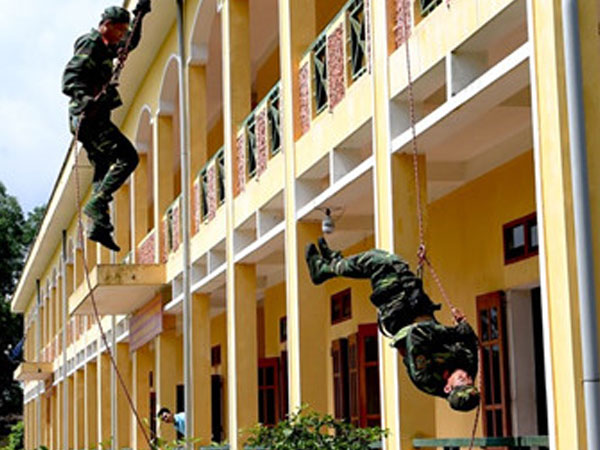 Mục kích trinh sát đặc nhiệm Việt Nam đu dây đánh khủng bố