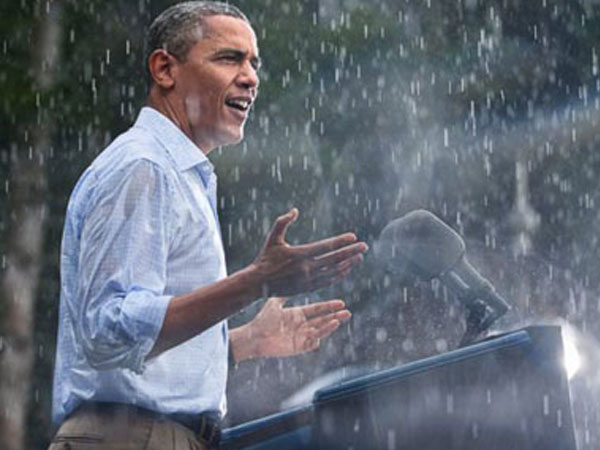 Người dùng Twitter đăng ảnh Obama đội mưa để chế giễu Trump
