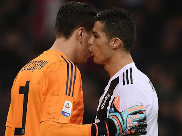Ronaldo 'mách nước' giúp Szczesny cản phá cú đá phạt đền của Higuain