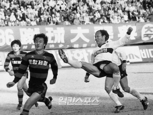 Video hiếm: HLV Park Hang-seo chơi bóng cực ngầu, tung chiêu 'thiết đầu công' không khác gì Zidane