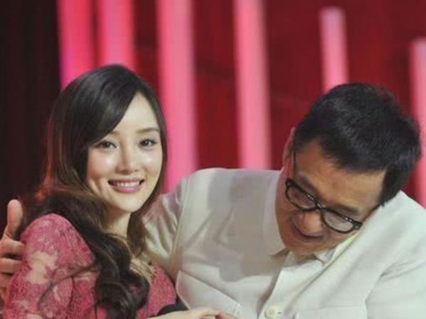 Vừa tái xuất sau scandal ngoại tình, Lý Tiểu Lộ ngại ngùng tránh né sự thân mật của Thành Long