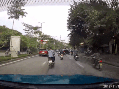 Audi Q5 chạy lùi vùn vụt gây tai nạn liên hoàn