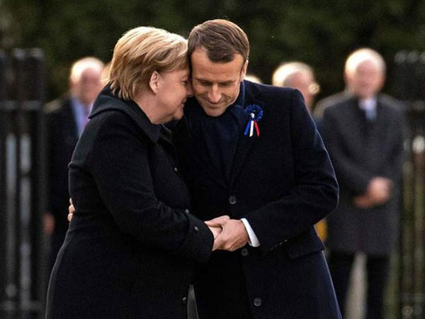 Bà Merkel bất ngờ bị nhầm là ...vợ ông Macron