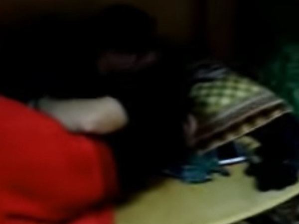 Dân mạng 'ném đá' đôi trai gái nằm ôm nhau trong phòng trọ đông người