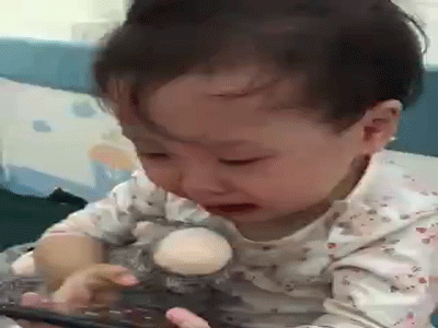 Đáng yêu 'nổ' MXH: Cô bé 3 tuổi khóc lóc gọi điện cầu cứu ông nội vì bị bố trêu đến không ngủ được!