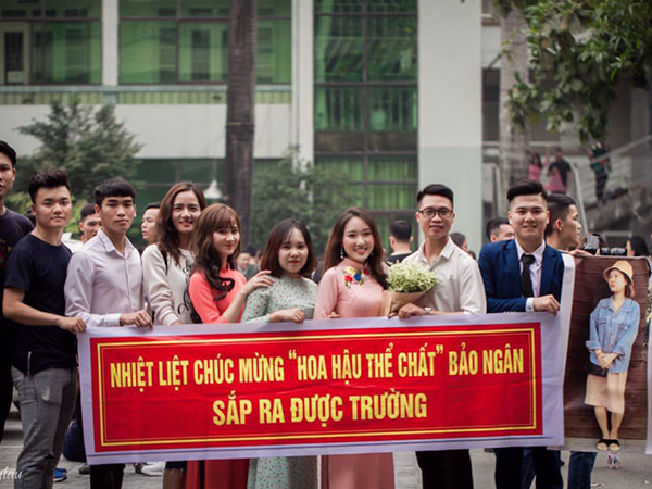 Đội sổ môn... cầu lông, nữ sinh bị lũ bạn troll tặng băng rôn đề danh hiệu 'Hoa hậu thể chất'