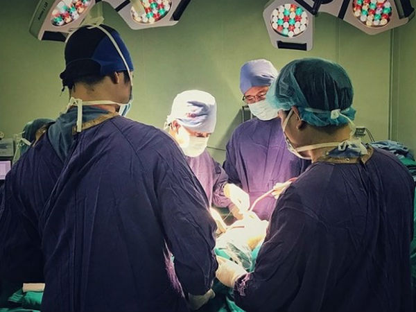 Hiếm gặp: Một phụ nữ bị khỉ nuôi cắn dập nát bàn tay, khó phục hồi vận động