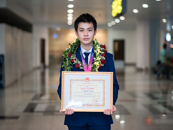 Nam sinh 2002 đẹp trai như nam thần, giành HCB Olympic Thiên văn học Quốc tế: Mê chơi LOL, đang tập gym để có 6 múi