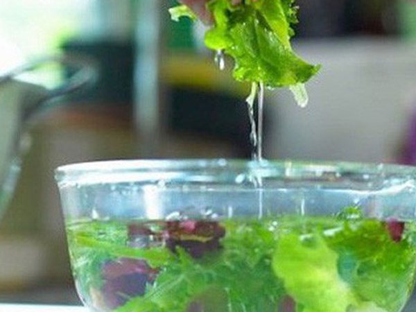 Ngâm rau quả vào nước muối có loại bỏ hoá chất, thuốc trừ sâu? Hãy nghe chuyên gia trả lời