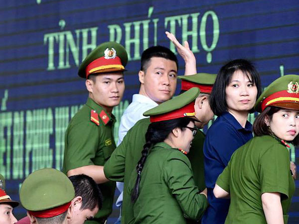 Phút tạm biệt người thân của 'ông trùm' cờ bạc Phan Sào Nam ở sân tòa