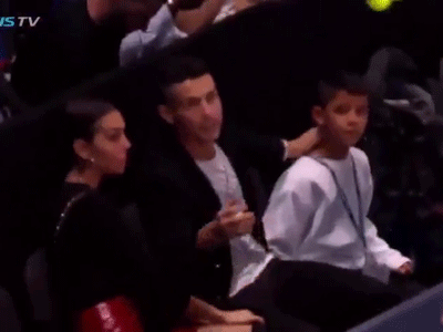 Ronaldo trổ tài nhưng bắt hụt, khiến trái bóng tennis rơi trúng đầu bạn gái