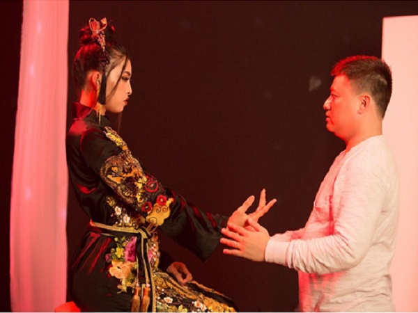 Tiểu Vy hát 'Lạc trôi' của Sơn Tùng M-TP trong phần thi tài năng tại Miss World