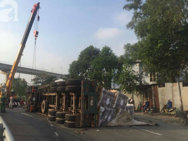 TP.HCM: Xe container đang chạy bỗng lật nhào chắn ngang đường khiến người dân một phen hú vía
