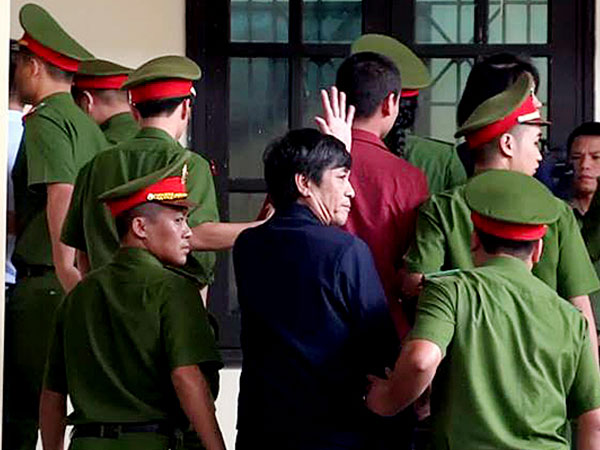 Video ảnh: Cựu tướng CA vẫy tay chào người thân trong vụ án đánh bạc nghìn tỷ
