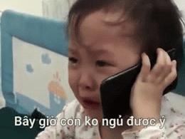 Video: Bị cha trêu, bé gái khóc nức nở gọi điện thoại mách ông