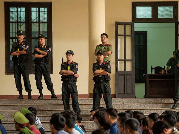 Ảnh: Cảnh sát bảo vệ nghiêm ngặt phiên tòa xét xử 'trùm' bài bạc ngàn tỷ