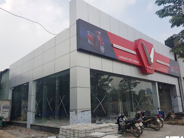 Cận cảnh đại lý xe VinFast đầu tiên tại Hà Nội