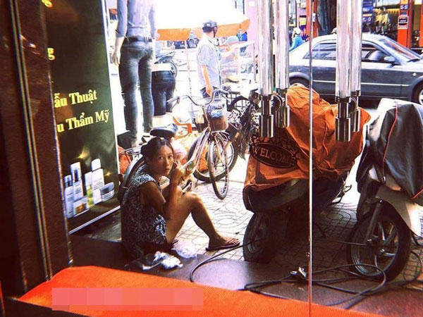 Câu chuyện 'bà điên ngồi lỳ trước cửa' và những suy cảm về thân phận phụ nữ khiến MXH lắng đọng