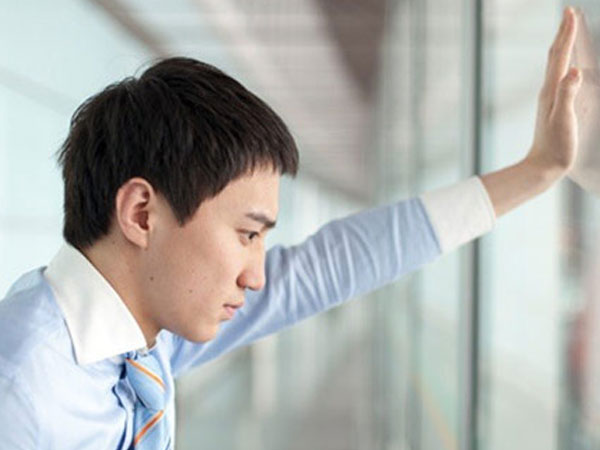 Đưa chồng đi họp lớp, vợ chứng kiến cảnh khó tin