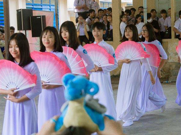 Giữa dàn nữ sinh múa quạt xuất hiện một bóng dáng nam nhân thần thái ngút ngàn khiến dân mạng bất ngờ