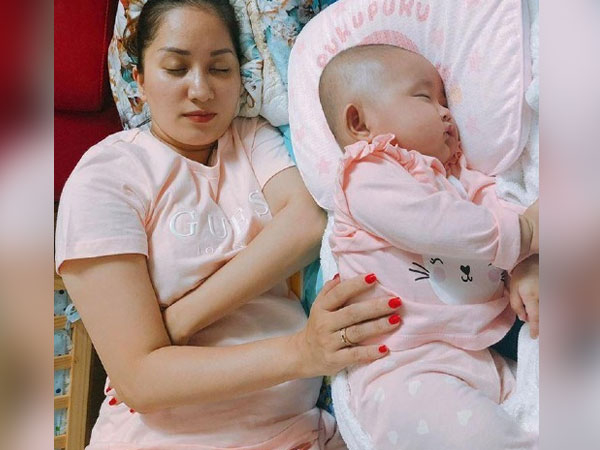 Khánh Thi lên tiếng sau khi chồng trẻ làm dấy tin mang bầu lần 3 khi vừa sinh 4 tháng