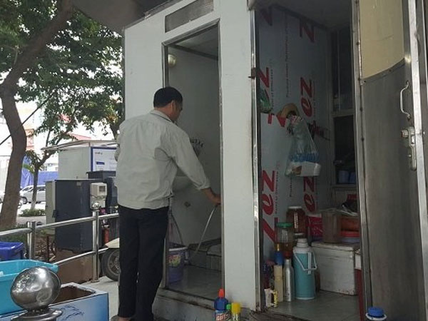 Nam công nhân tức nghẹn trước hành động của quý cô váy ngắn