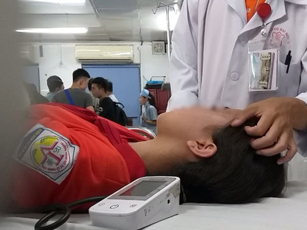 Nữ sinh lớp 9 kể lại giây phút bị vợ hai của bố túm tóc đập đầu xuống nền nhà
