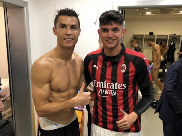 Thói quen chụp ảnh của Ronaldo báo hại Chiellini