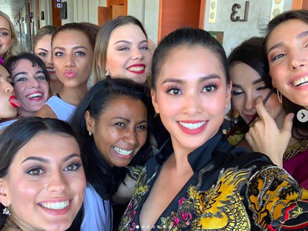 Tiểu Vy khoe thần sắc rạng rỡ bên các người đẹp Miss World sau phần thi tài năng ấn tượng