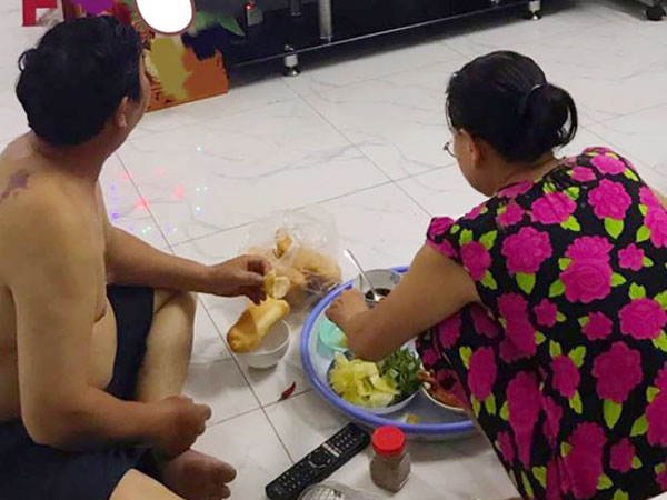 9 giờ tối đi làm về, cô gái bị 'bơ' vì bố mẹ say sưa với việc không ngờ
