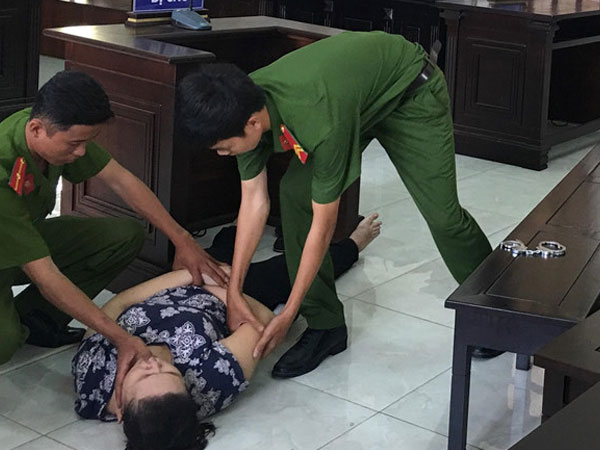 Bảo mẫu ngất xỉu khi nghe tuyên án vụ đánh trẻ ở trường mầm non