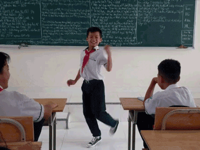 Cậu học sinh bị cô giáo phạt nhảy mà cứ ngỡ như đang thi văn nghệ khiến dân mạng trầm trồ