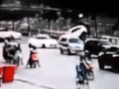 Clip nữ tài xế lùi xe Mazda trúng người đi đường, lao khỏi lan can rơi xuống bờ kè