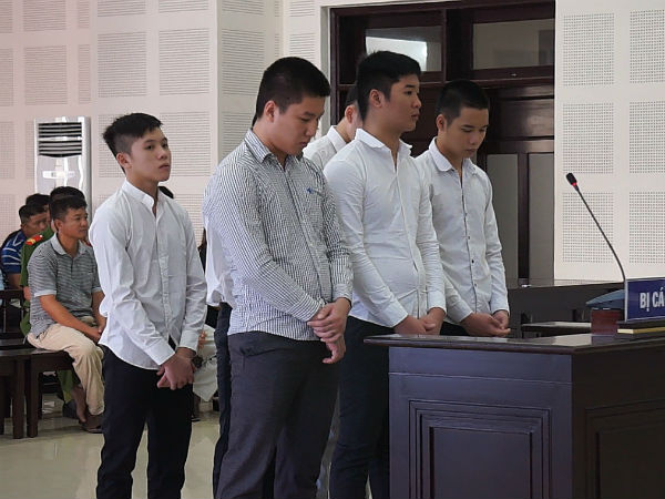 Mâu thuẫn trên facebook, nam thanh niên bị nhóm côn đồ chém gục trong quán game online