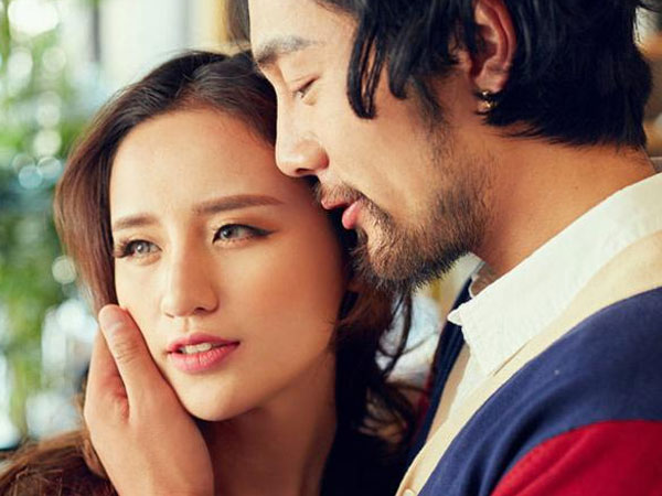 Nhờ mảnh giấy rơi ra từ túi quần, tôi cay đắng phát hiện sự thật về bạn gái ngoan hiền