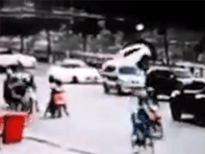 Video Nữ tài xế lùi xe Mazda trúng người đi đường, lao khỏi lan can rơi xuống bờ kè