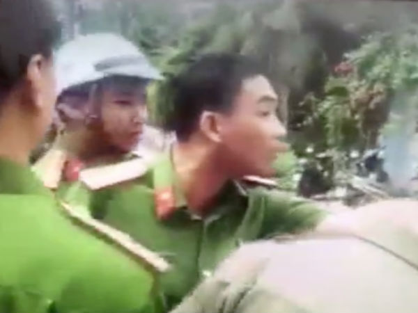 Cán bộ công an thách thức dân 'Láo mới dạy được mấy ông' bị nhắc nhở