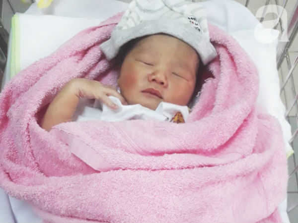 Đi nhậu về, người đàn ông tá hỏa phát hiện bé trai bị bỏ trong thùng giấy kèm lời cầu xin nhận nuôi