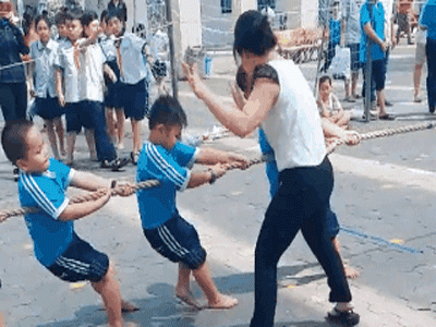 Học sinh 'nhắm mắt nhắm mũi' thi kéo co nhưng hành động của cô giáo mới là điều gây chú ý