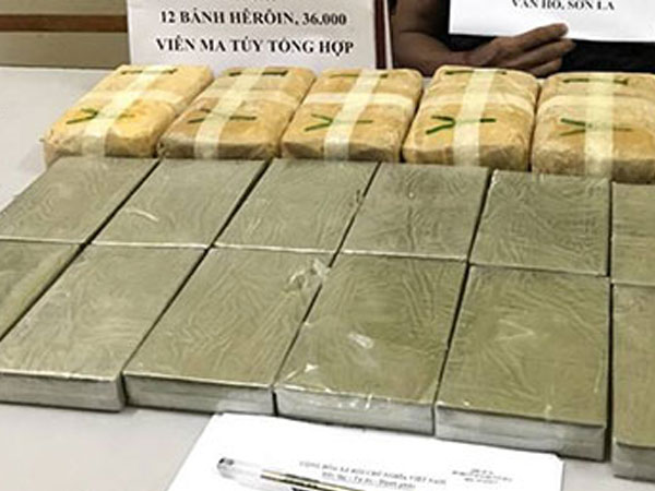 Người đàn ông vận chuyển 12 bánh heroin, 40.000 viên thuốc lắc