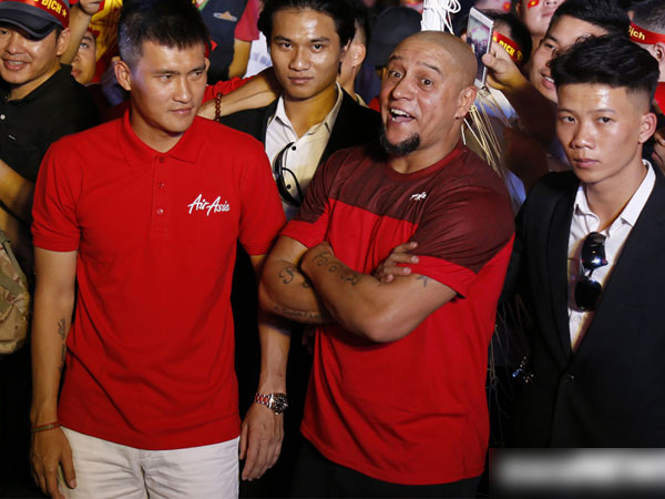 Roberto Carlos tới sân Mỹ Đình, an ninh thắt chặt trước trận Việt Nam gặp Malaysia