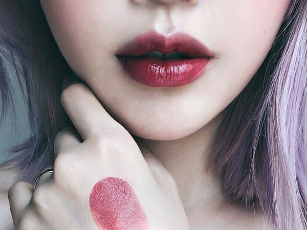 Tưởng 'chỉ được cái bóng nhẫy' nhưng son nhiều dưỡng lên môi đẹp đến không ngờ, nàng công sở khó mà không mê