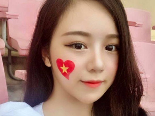 Tuyển Việt Nam gặp Malaysia: 'Hot girl ngủ gật' hứa làm thiên thần nội y