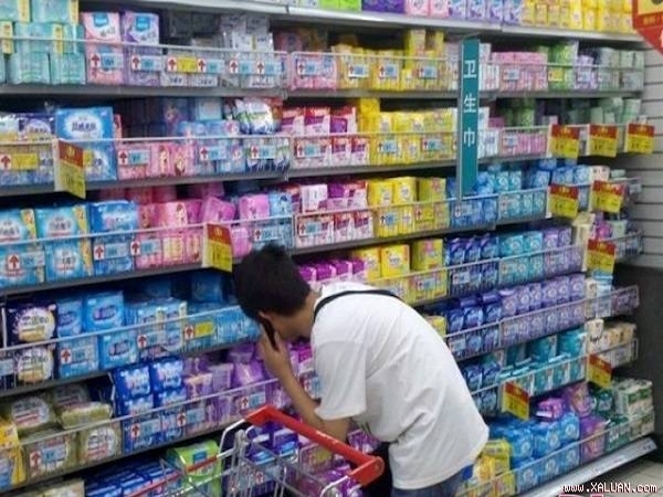 Uống nước nấu từ băng vệ sinh đã sử dụng, nhiều người trẻ Indonesia bị bắt