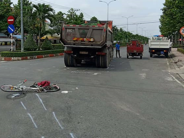 Va chạm với xe tải chở đá, nam sinh lớp 6 bị dập nát chân