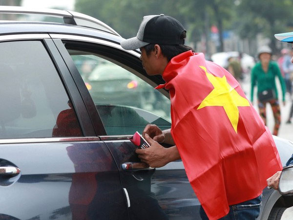 Video: Vé 'chợ đen' giảm nhiệt trước trận Việt Nam - Malaysia