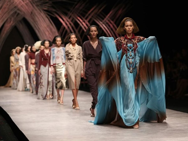 Vietnam International Fashion Week tiếp tục bị loạt người mẫu tố chậm tiền: Thu/Đông đã qua mà catxe mùa Xuân/Hè vẫn chưa thấy!